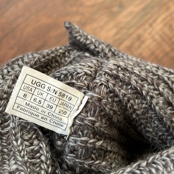 Classic Cardy Uggs - Picture 5 of 6